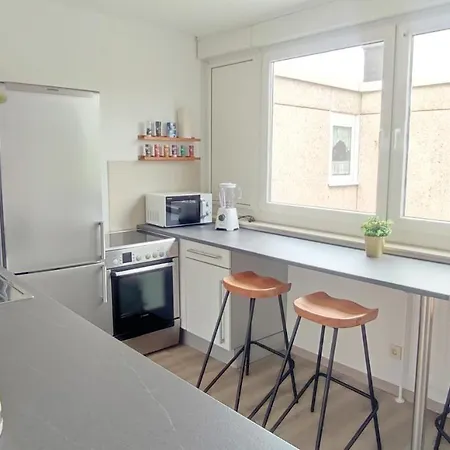 Schoene Mit Balkon/parkplatz/aufzug Apartment *