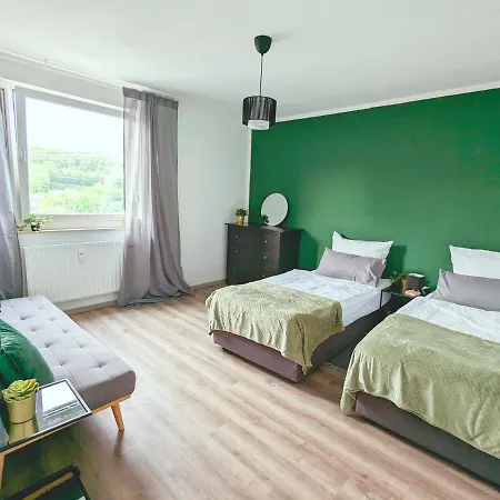 Schoene Mit Balkon/parkplatz/aufzug