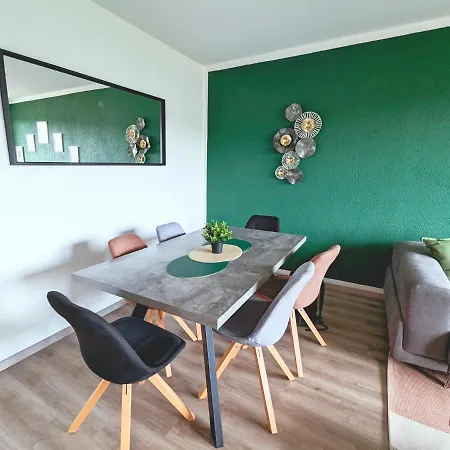 Apartment Schoene Mit Balkon/parkplatz/aufzug *