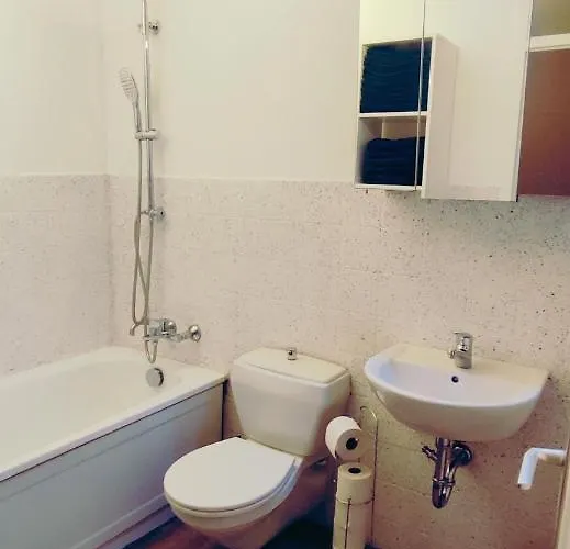 Schoene Mit Balkon/parkplatz/aufzug